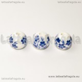 Perla in ceramica bianca con fiori blu 12mm