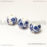 Perla in ceramica bianca con fiori blu 12mm