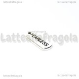 Ciondolo targhetta Fearless in metallo argento antico 21x8mm