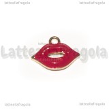 Charm Labbra in metallo dorato smaltato rosso 18x13mm